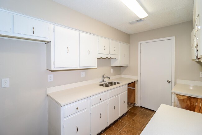 Building Photo - 6230 Sylva Rena Dr