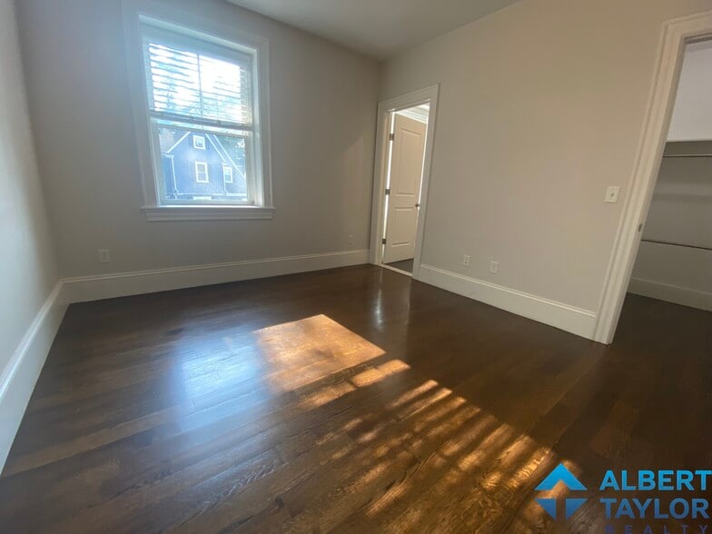 Building Photo - 2044 Beacon St