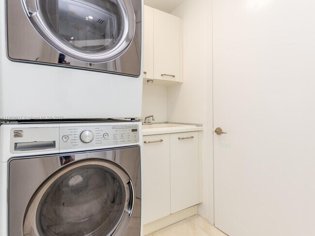 Building Photo - 1331 Brickell Bay Dr