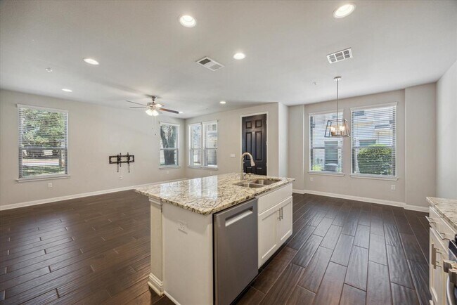 Building Photo - 13800 Lyndhurst St