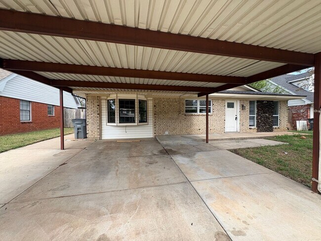 Building Photo - Spacious 4 Bedroom, 2 Bathroom Home with L...