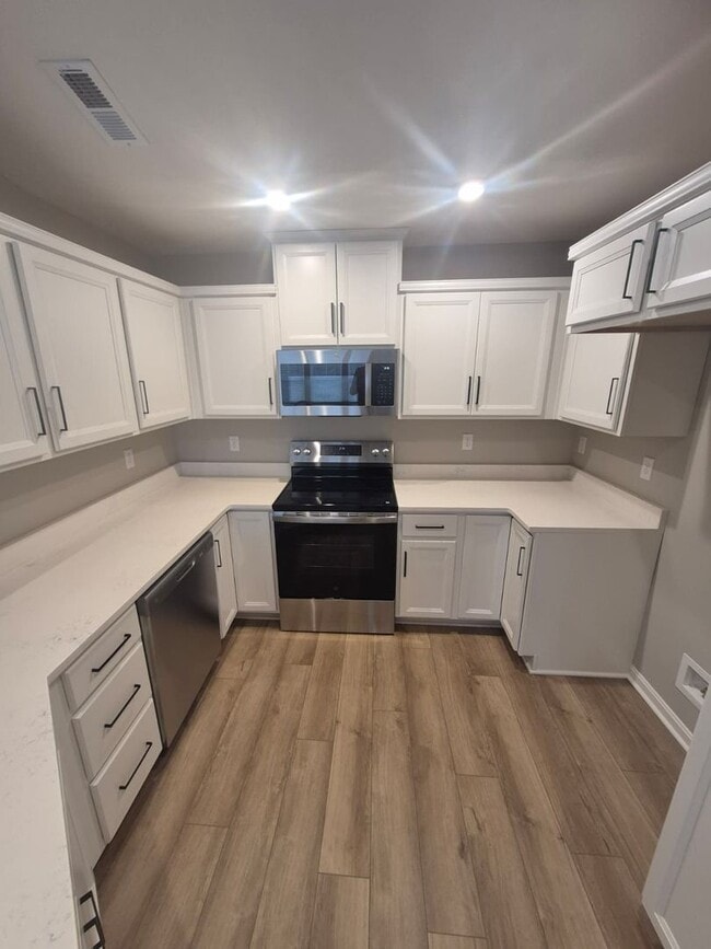 Building Photo - 568 Foxhill Dr