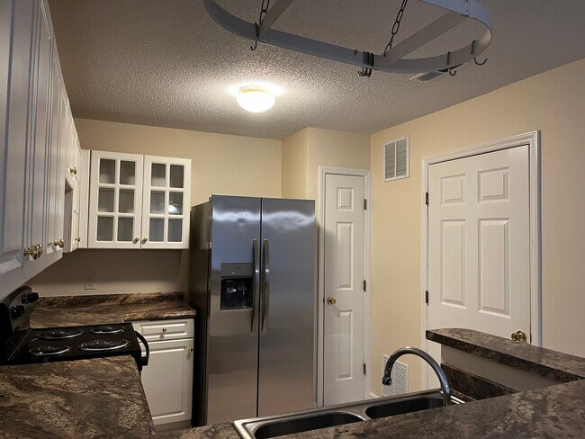 Building Photo - Town home located in Greenville
