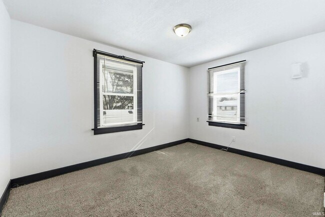 Building Photo - 3 bedroom available for immediate move i!