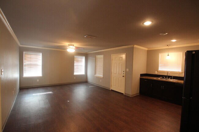 Building Photo - 2538-2538 Westminster Dr