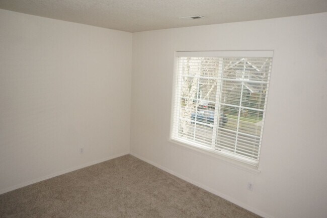 Building Photo - 4 bedroom Orenco Garden pet friendly house