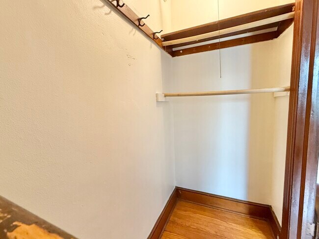 Building Photo - 820 Brewster St