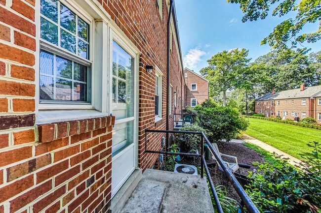 Building Photo - Border of Bethesda & Silver Spring 2+1 TWO...