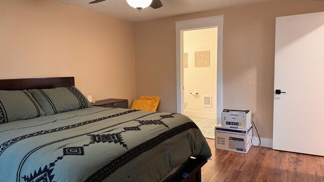 Building Photo - Fantastic Home Close to Schools, Shopping ...