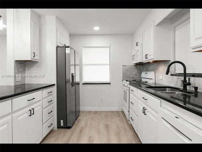 Building Photo - 5191 SW 67th Ave