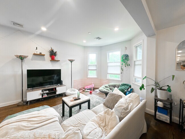 Primary Photo - 77 Torrey St