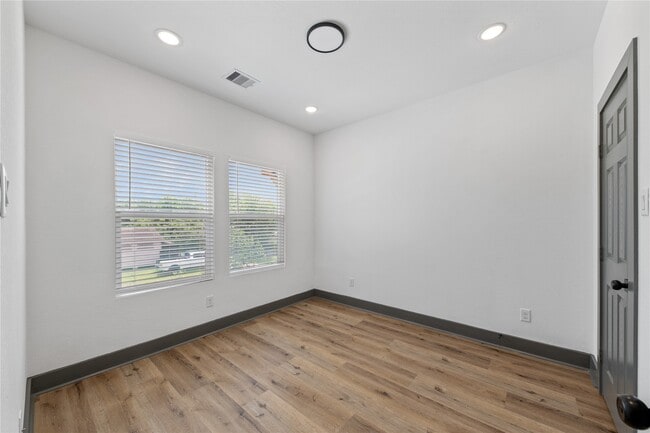 Building Photo - 6813 Parkhurst Dr