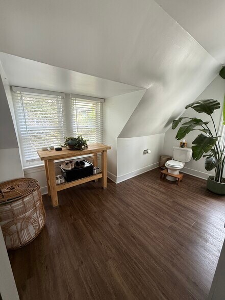 Building Photo - 319 Green Ln