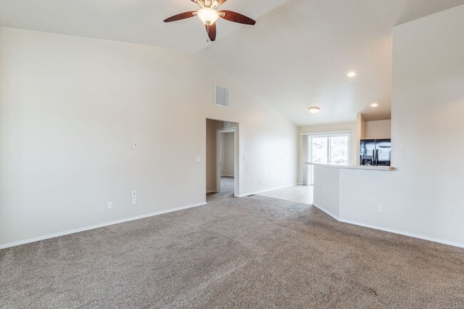 Building Photo - 3 bed 2 bath home