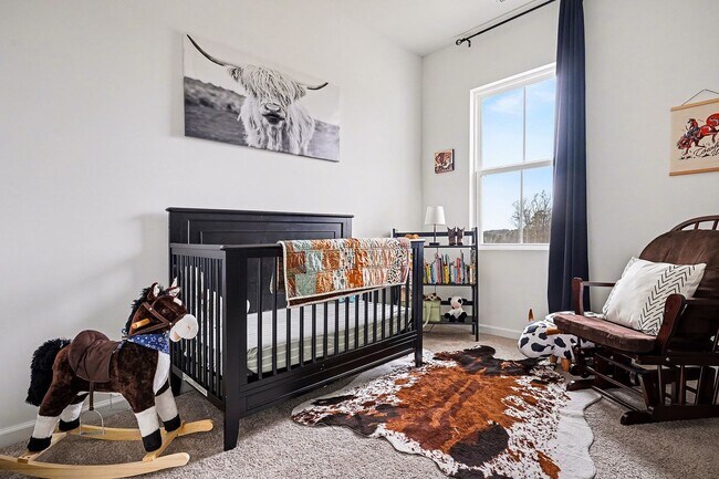 Building Photo - 3BR Like-New End-Unit Townhome – Wendell Falls