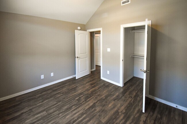 Building Photo - Stunning 3 bedroom, 2 bathroom Home availa...