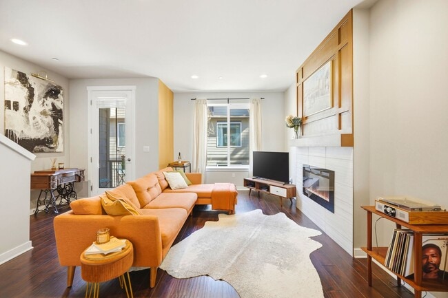 Building Photo - GORGEOUS Edmonds 2 Bedroom Primary Suites - Plus Flex Space