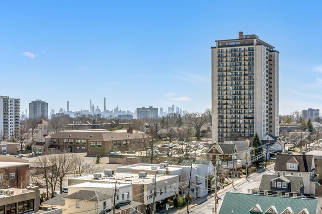 Building Photo - 2000 Linwood Ave