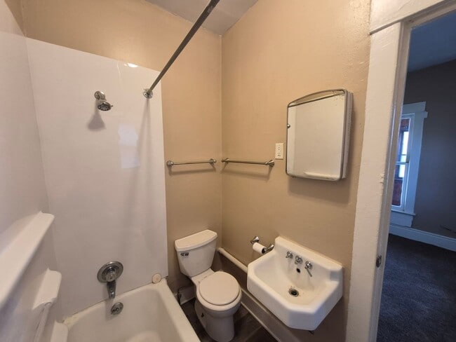 Building Photo - Two Bedroom, One Bathroom Home with Washer/Dryer!