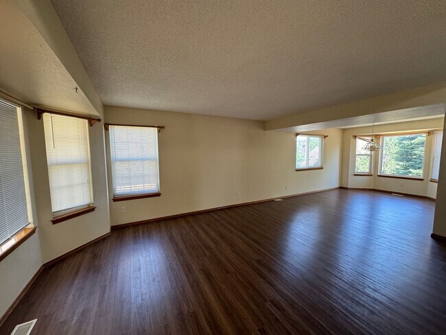 Building Photo - Charming 5 Bed 3 Bath House