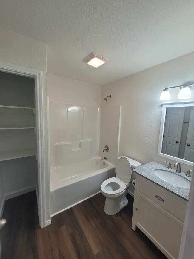 Building Photo - 1003 Pecan St