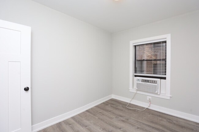 Building Photo - 716 W Brompton Ave