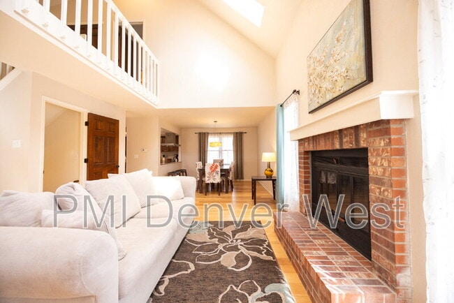 Building Photo - 16821 E Hialeah Ave