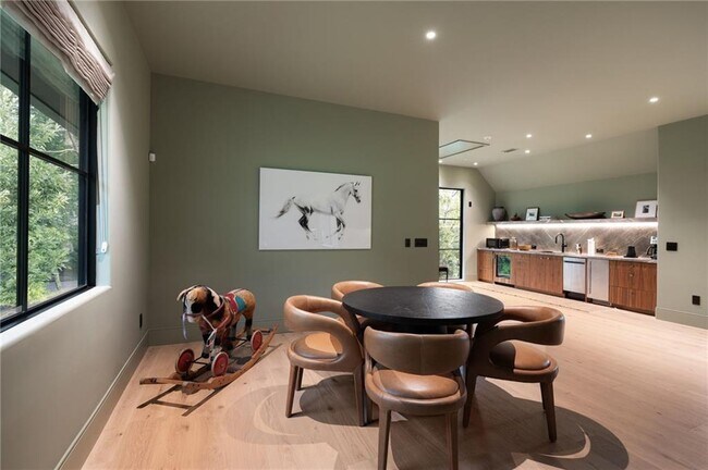 Building Photo - 725 Rocky Point Dr