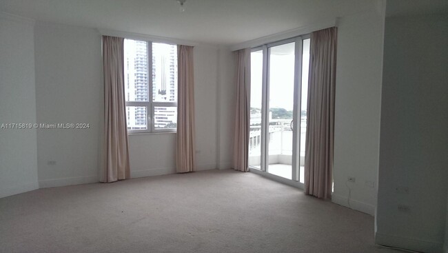 Building Photo - 848 Brickell Key Dr