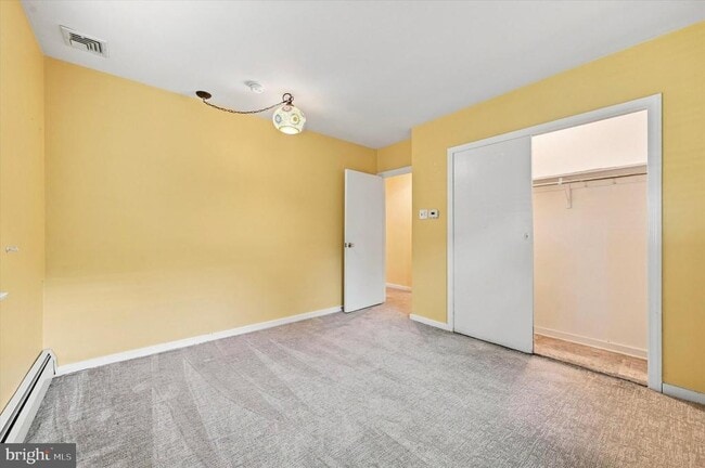 Building Photo - 840 Delmont Dr