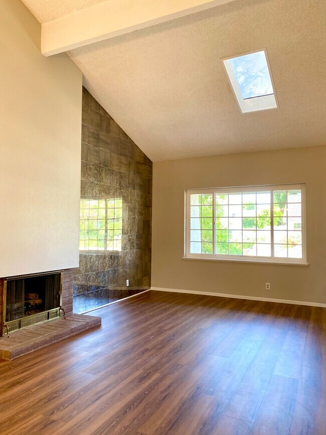 Building Photo - Amazing 4-bedroom home with a view, Availa...