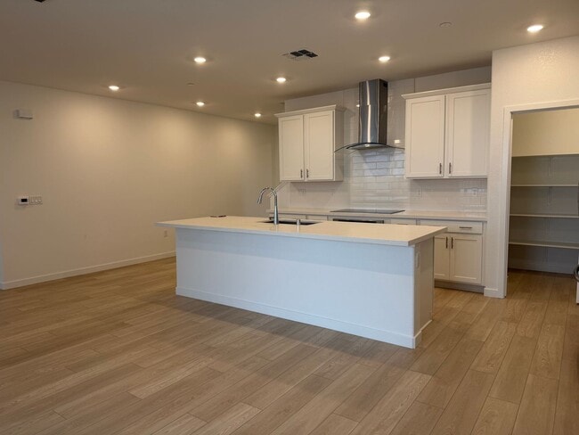 Building Photo - Beautiful Sacramento 5 Bedroom 3 Bathroom 3000 Sqft. Home for Rent