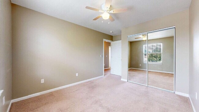 Building Photo - Spacious 3-Bed,2.5-Bath Home with Fenced Yard