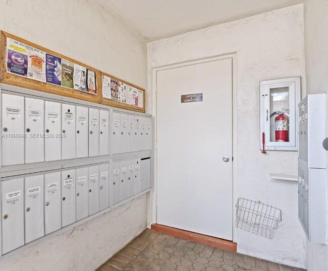 Building Photo - 300 S Hollybrook Dr