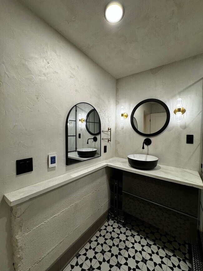 Building Photo - 1604 Square foot modern multi level home minutes from Occidental, storage, primary suite, large y...