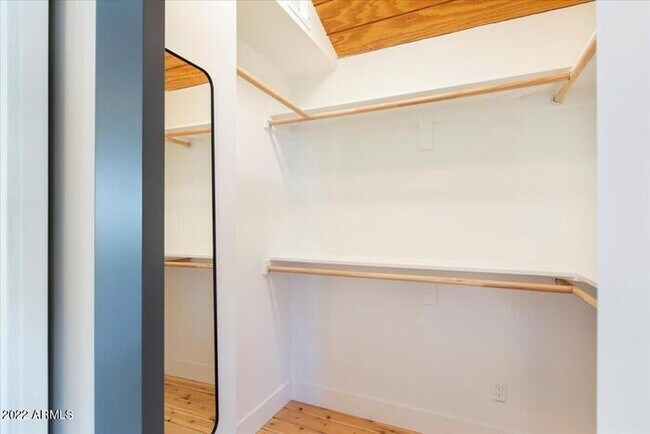 Building Photo - Luxury Living in Roosevelt Historic District!