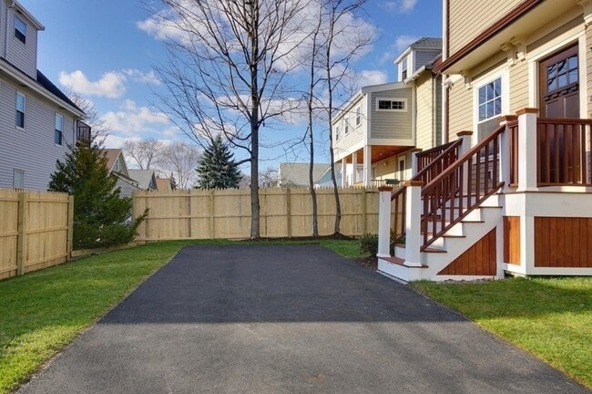 Building Photo - 276 Waverley Ave