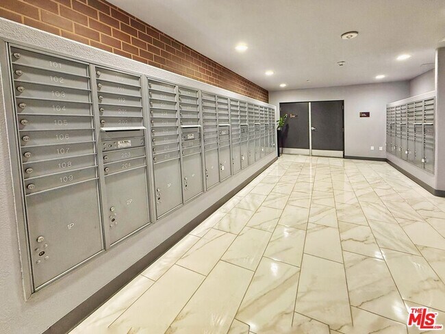 Building Photo - 629 Traction Ave