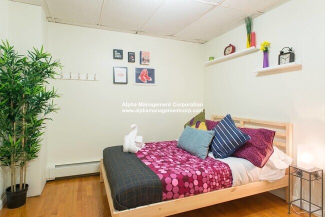 Building Photo - 32 Moultrie St