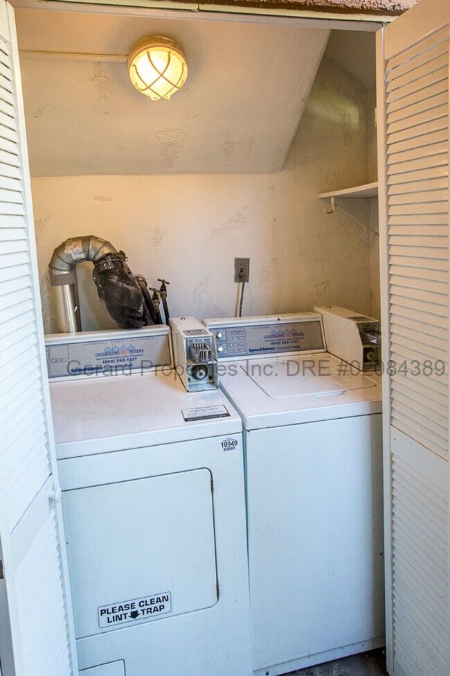 Building Photo - 3034 E Vista