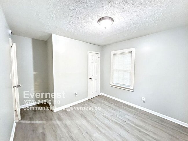 Building Photo - 327 Addington St SW