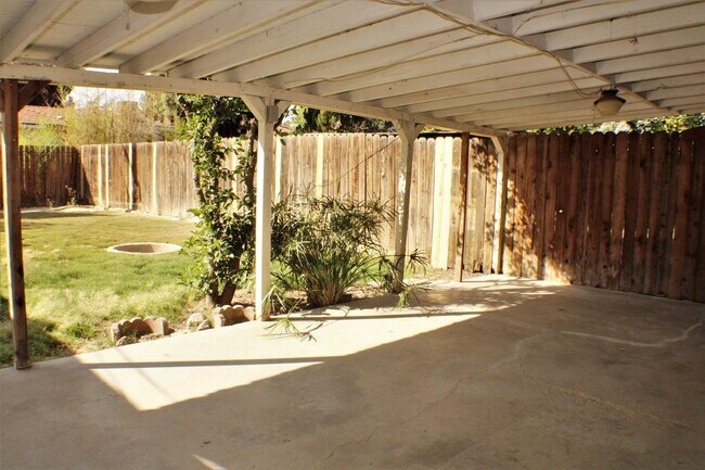 Building Photo - 1318-1320 El Tejon Ave