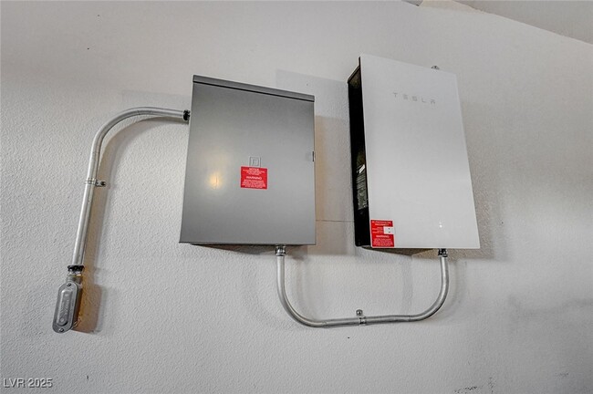 Building Photo - 5470 Logville St