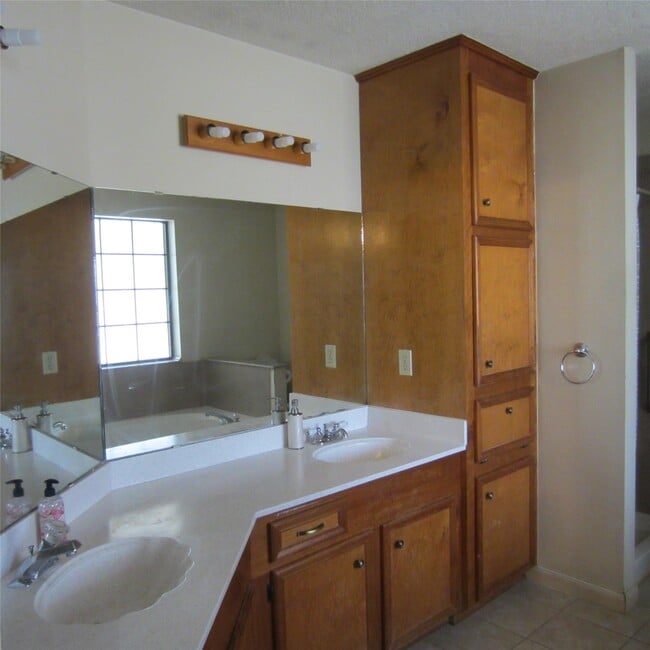 Building Photo - 512 County Rd 2222