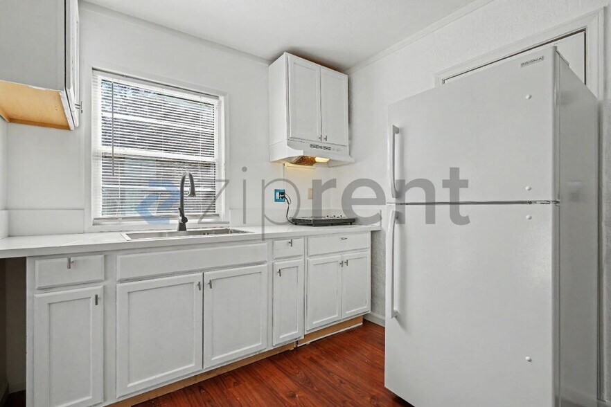 Building Photo - Unit Single bedroom