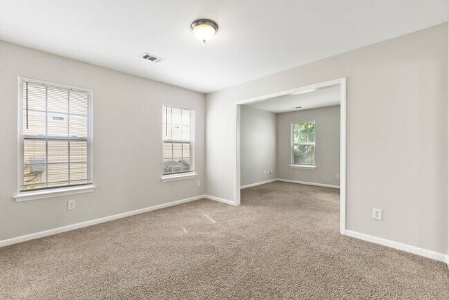 Building Photo - Spacious 4bed/2.5bath Home in Charlotte