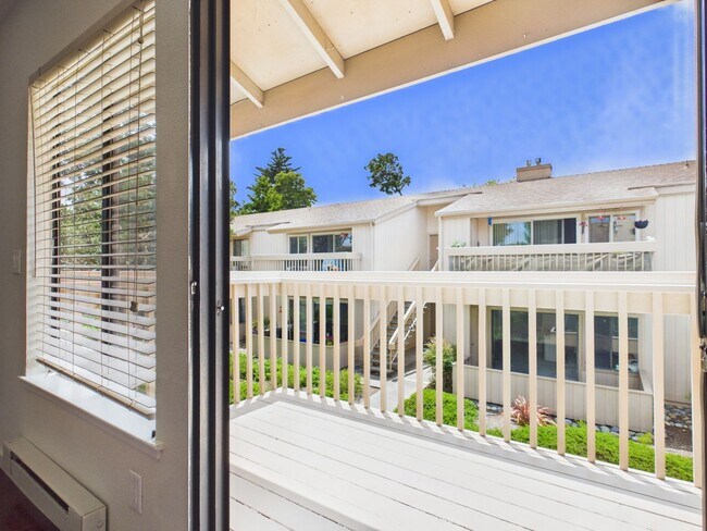 Building Photo - 2 Bedroom Condo at Kimberly Place in Monterey