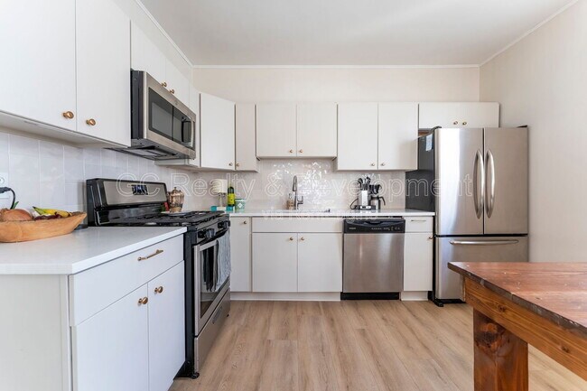 Building Photo - 3309 N Leavitt St