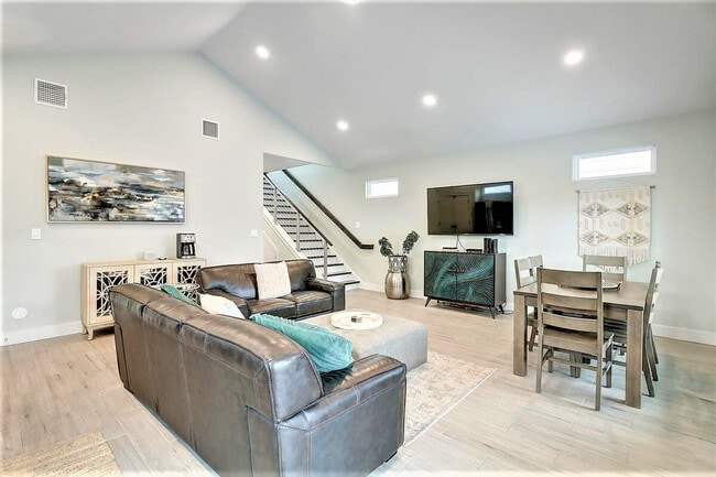 Building Photo - 224 E Oaks Ave