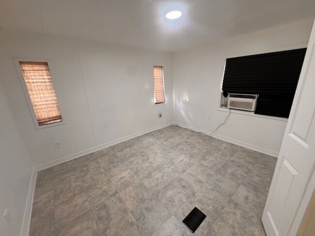 Building Photo - 1137 S Christiana Ave